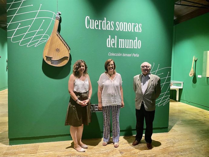 Visita de la presidenta de la Diputación de Palencia, Ángeles Armisén, a la exposición Cuerdas sonoras del mundo.