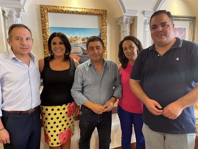 Reyes con los cuatro parlamentarios autonómicos por el PSOE de Jaén