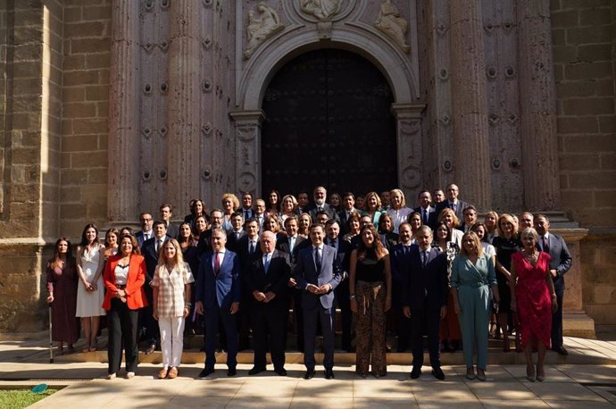 Foto de familia de los parlamentarios del PP-A.