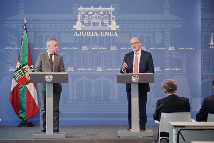 El lehendakari, Iñigo Urkullu, y el presidente de Repsol, Antonio Brufau, tras la firma del Acuerdo Marco de Colaboración entre el Departamento de Desarrollo Económico, Sostenibilidad y Medio Ambiente y la Fundación Repsol