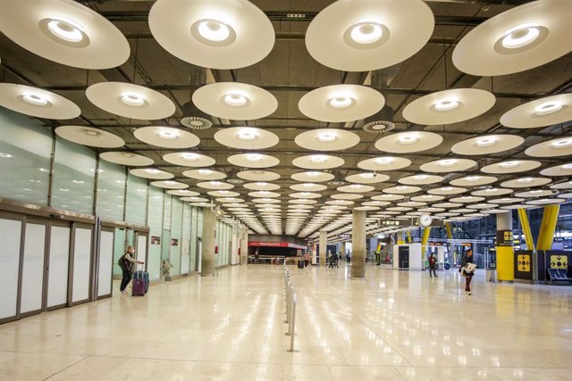 Archivo - Pasillos de la Terminal 4 del Aeropuerto Adolfo Suárez-Madrid Barajas, a 24 de marzo de 2020.