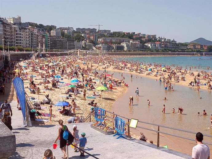 Archivo - Bañistas en la Playa de la Concha en San Sebastián en una jornada de intenso calor