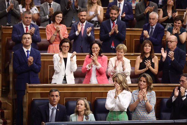 La bancada socialista aplaude al presidente del Gobierno, Pedro Sánchez (i), tras su intervención en la primera jornada de la 26 edición del Debate sobre el Estado de la Nación, en el Congreso de los Diputados, a 12 de julio de 2022, en Madrid (España). 