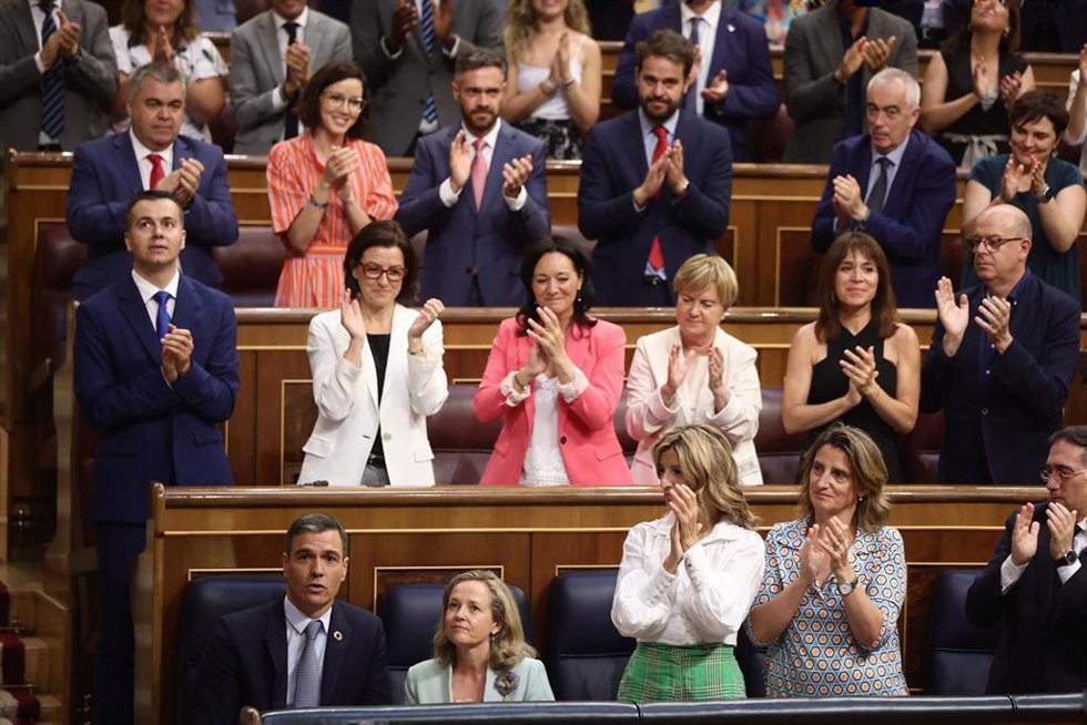 La bancada socialista aplaude al presidente del Gobierno, Pedro Sánchez (i), tras su intervención en la primera jornada de la 26 edición del Debate sobre el Estado de la Nación, en el Congreso de los Diputados, a 12 de julio de 2022, en Madrid (España).