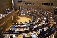 Luz verde a la tramitación de la tasa turística en Corts con el apoyo del Botnic y la oposición frontal de PP, Cs y Vox