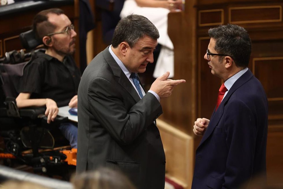 El portavoz del PNV en el Congreso, Aitor Esteban (i), y el ministro de Presidencia, Relaciones con las Cortes y Memoria Democrática, Félix Bolaños, conversan en una sesión de control, en el Congreso de los Diputados, a 22 de junio de 2022, en Madrid (E