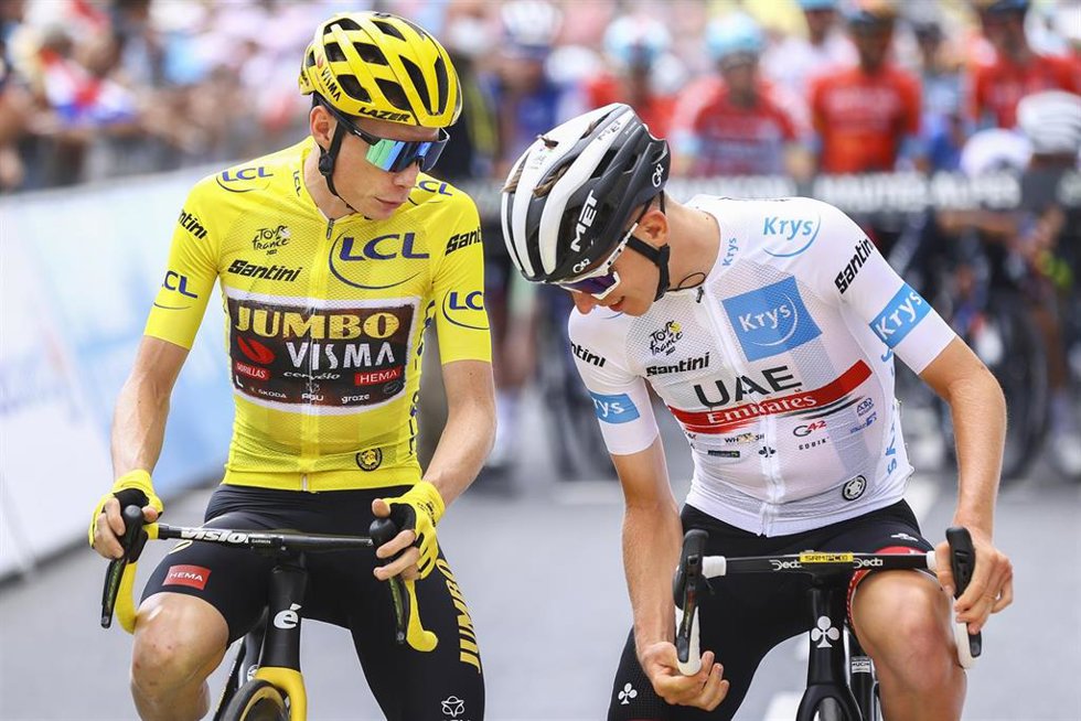 El ciclista danés Jonas Vingegaard (Jumbo-Visma) junto al esloveno Tadej Pogacar (UAE Team Emirates)