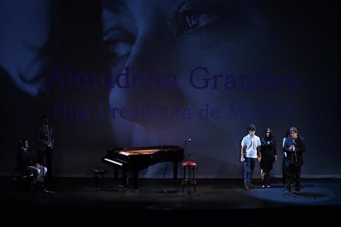Archivo - El poeta Luis García Montero participa en el acto de entrega del título de Hija Predilecta de Madrid a Almudena Grandes, en el Teatro Español.