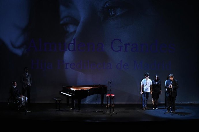 Archivo - El poeta Luis García Montero participa en el acto de entrega del título de Hija Predilecta de Madrid a Almudena Grandes, en el Teatro Español.