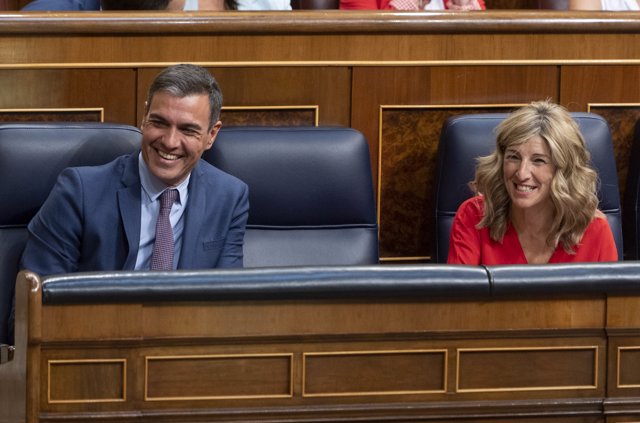 El presidente del Gobierno, Pedro Sánchez, junto a la vicepresidenta segunda y ministra de Trabajo y Economía Social, Yolanda Díaz, durante la sesión extraordinaria en el Congreso de los Diputados