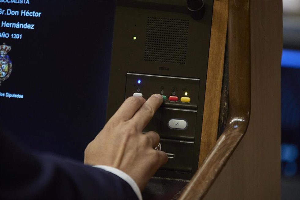 Un miembro del hemiciclo vota en una sesión plenaria.