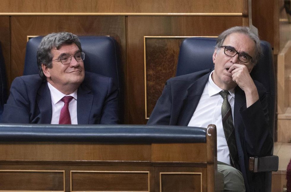 El ministro de Inclusión, Seguridad Social y Migraciones, José Luis Escrivá (i), y el ministro de Universidades, Joan Subirats, en la primera jornada de la 26 edición del Debate sobre el Estado de la Nación, en el Congreso