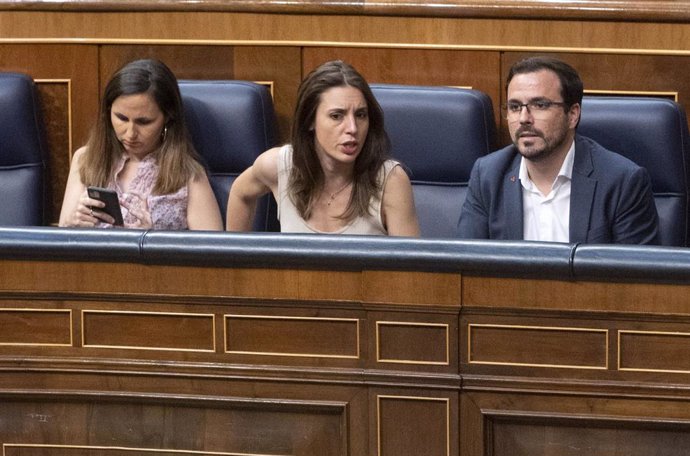 (I-D) La ministra de Derechos Sociales y Agenda 2030, Ione Belarra; la ministra de Igualdad, Irene Montero; y el ministro de Consumo, Alberto Garzón, en una sesión extraordinaria en el Congreso de los Diputados, a 13 de julio de 2022, en Madrid (España)