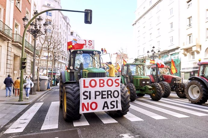 Archivo - Manifestantes y tractores en una marcha en Santander.