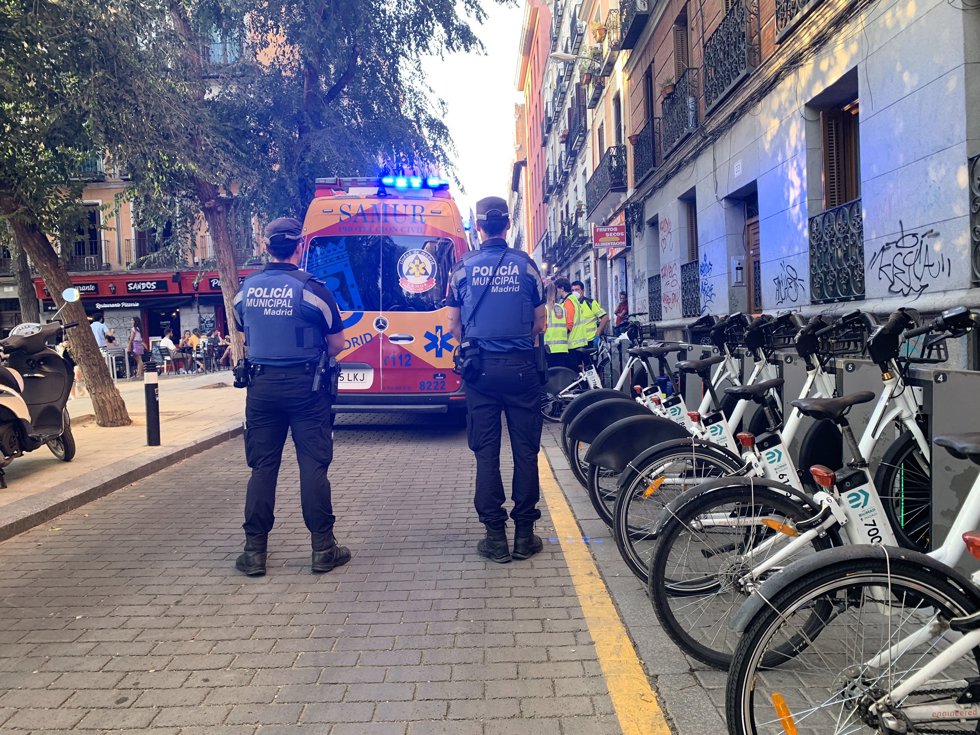 Ambulancia del Samur Protección Civil y agentes de la Policía Municipal