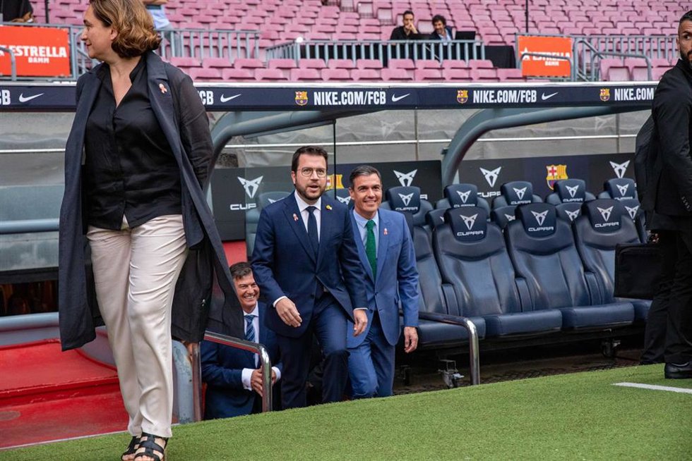 (I-D) La alcaldesa de Barcelona, Ada Colau; el presidente de la Generalitat, Pere Aragons, y el presidente del Gobierno, Pedro Sánchez, a su llegada a la 35 Cena Anual de Pimec, en el Camp Nou, a 27 de junio de 2022, en Barcelona, Catalunya (España).