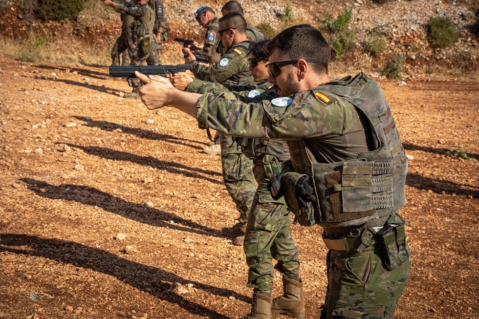 Ejercicio de tiro conjunto de militares españoles y franceses en la base 'Miguel de Cervantes', en Líbano.