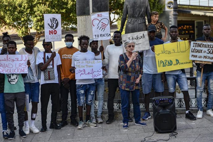 Varias personas durante una manifestación en Ceuta por los sucesos ocurridos a decenas de migrantes en Melilla el pasado 24 de junio, a 1 de julio de 2022, en Ceuta (España). 2.000 migrantes trataron de saltar la valla el 24 de junio y como consecuencia