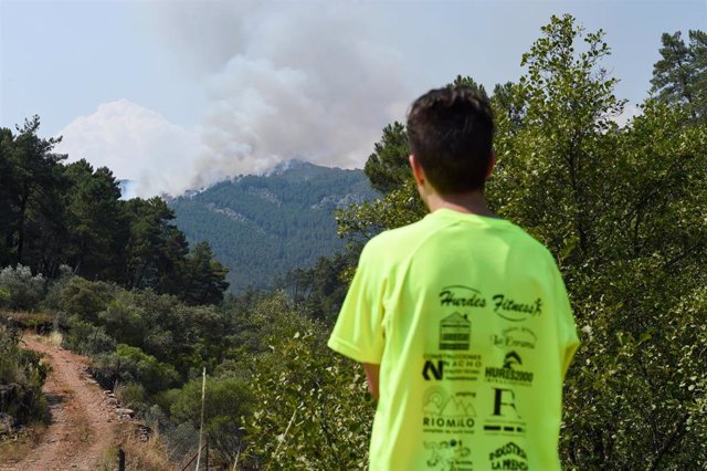 Una persona observa el humo provocado por el incendio de la comarca de Las Hurdes