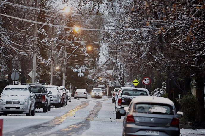 14 de julio de 2022, Chile, Santiago: Coches parados tras las fuertes lluvias y nevadas. Foto: -/Agencia Uno/dpa