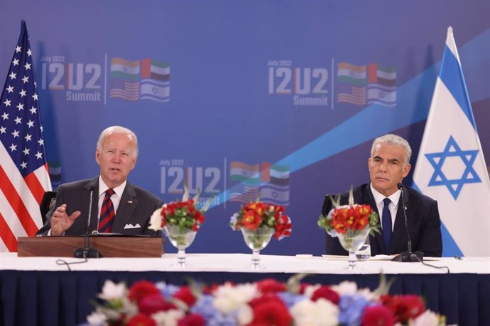 El presidente de EE.UU., Joe Biden (izq.), y el primer ministro israelí, Yair Lapid, celebran una reunión virtual del Grupo I2U2 junto con el presidente de los Emiratos Árabes Unidos (EAU), el jeque Mohammed bin Zayed Al Nahyan