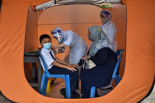 Archivo - 24 February 2022, Malaysia, Kuala Berang: A student receives the COVID-19 vaccine at the children's vaccination centre at Sekolah Kebangsaan Seri Buluh school.