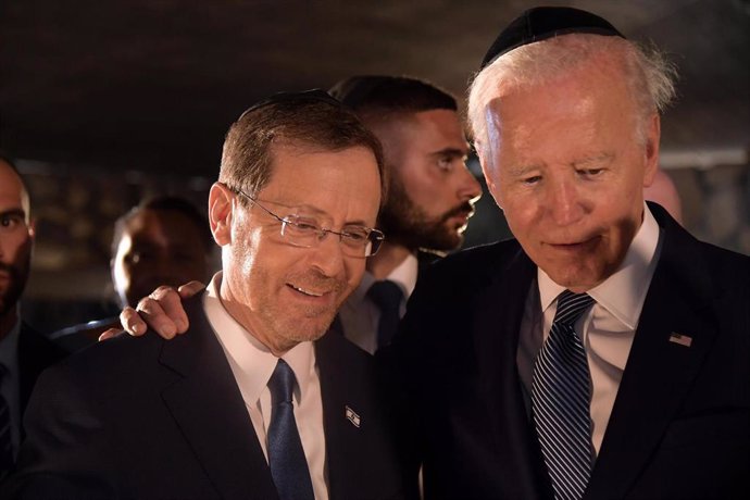 El presidente de EE.UU., Joe Biden (d), y el presidente israelí, Isaac Herzog, visitan la Sala del Recuerdo del museo conmemorativo del Holocausto Yad Vashem.