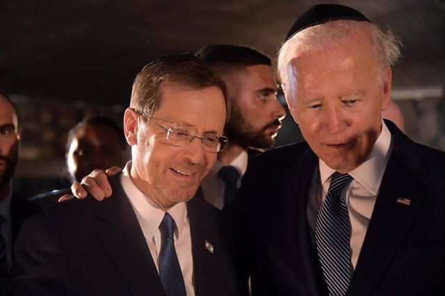 HANDOUT - 13 July 2022, Israel, Jerusalem: US President Joe Biden (R) and Israeli President Isaac Herzog visit the Hall of Remembrance of the Yad Vashem Holocaust Memorial museum. Photo: Kobi Gideon/GPO/dpa - ATTENTION: editorial use only and only if the 