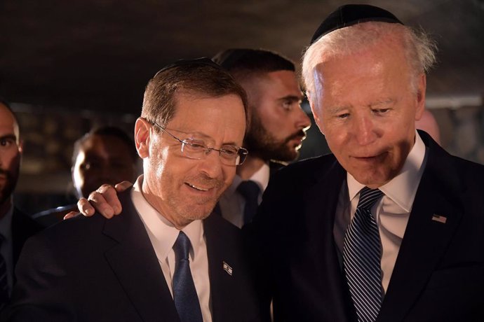 HANDOUT - 13 July 2022, Israel, Jerusalem: US President Joe Biden (R) and Israeli President Isaac Herzog visit the Hall of Remembrance of the Yad Vashem Holocaust Memorial museum. Photo: Kobi Gideon/GPO/dpa - ATTENTION: editorial use only and only if th