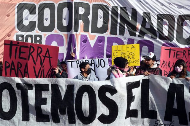 14 de julio de 2022, Argentina, Buenos Aires: Manifestantes portan banderas y pancartas durante una protesta de organizaciones sociales que reclaman ayudas sociales al gobierno, bolsas de comida y ayudas económicas para familias desempleadas y jubilados. 
