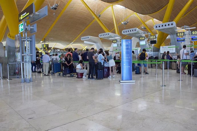 Varias personas hacen cola en la terminal T4 del aeropuerto Adolfo Suárez Madrid-Barajas, a 11 de julio de 2022, en Madrid (España). 