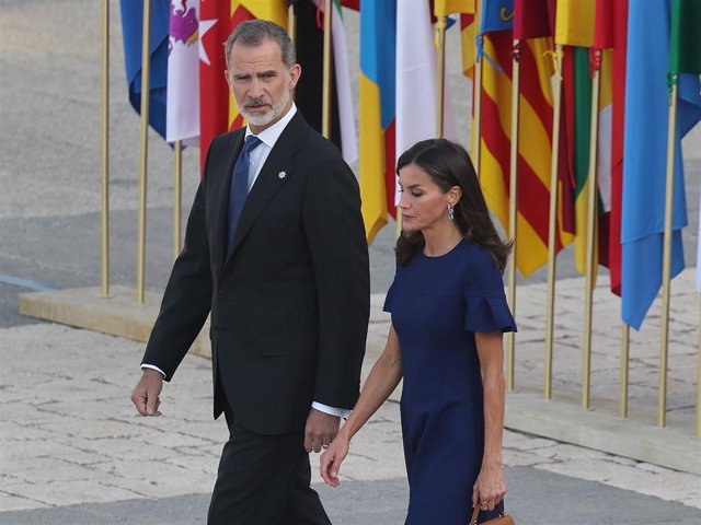 Los Reyes Felipe VI y Letizia a su llegada al segundo homenaje de Estado a las víctimas de la pandemia del coronavirus, en la Plaza de la Armería del Palacio Real