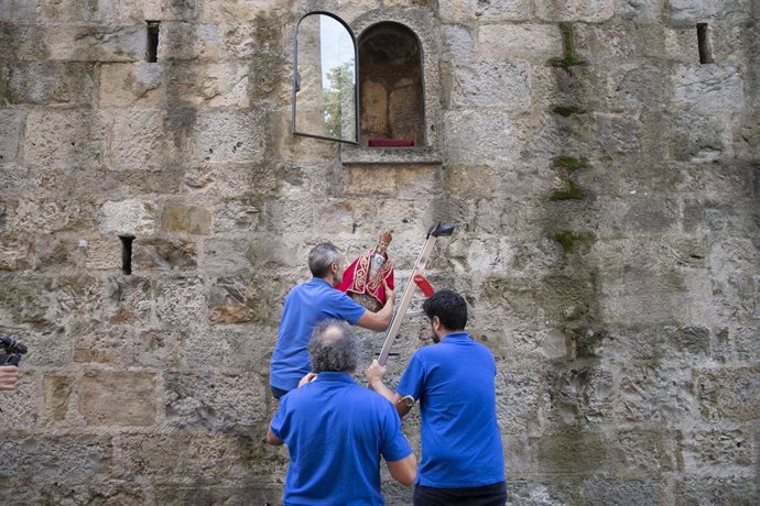 El San Fermín municipal regresa a la hornacina de la cuesta de Santo Domingo, concluidas las fiestas.