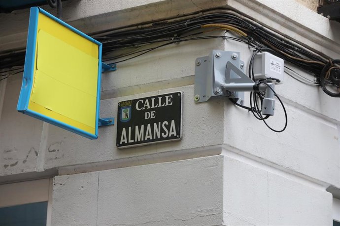 Archivo - Una cámara de videovigilancia instalada en la C/Almansa del distrito de Tetuán, en Madrid.