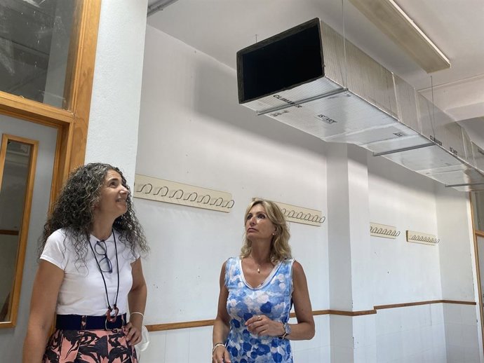 Troncoso (dcha.), en la visita al IES Fidiana, donde se ha instalado refrigeración adiabática.