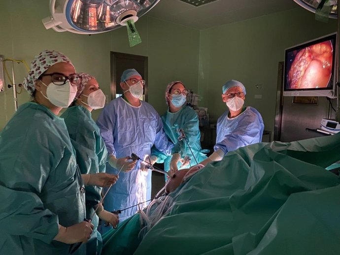 El equipo de cirugía bariátrica del Hospital Clínico con Luis Ocaña y Dieter Morales