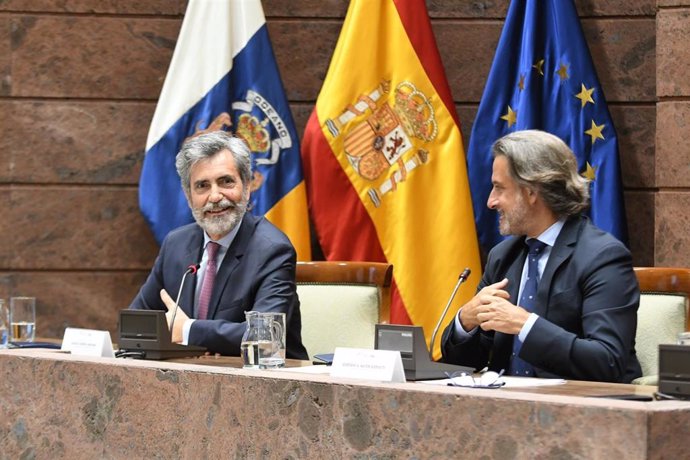 El presidente del CGPJ, Carlos Lesmes, y el presidente del Parlamento de Canarias, Gustavo Matos, en una conferencia celebrada en el Cámara regional
