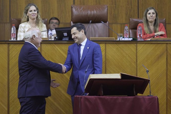 El presidente en funciones de la Junta de Andalucía, Juanma Moreno, toma posesión de su cargo durante la sesión constitutiva del Parlamento andaluz de la XII Legislatura en el Parlamento de Andalucía, a 14 de julio de 2022 en Sevilla (Andalucía, España)