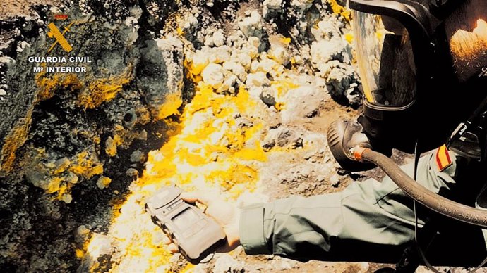 Archivo - Un agente de la Guardia Civil realiza mediciones de gases en las zonas afectadas por la erupción volcánica en la isla de La Palma