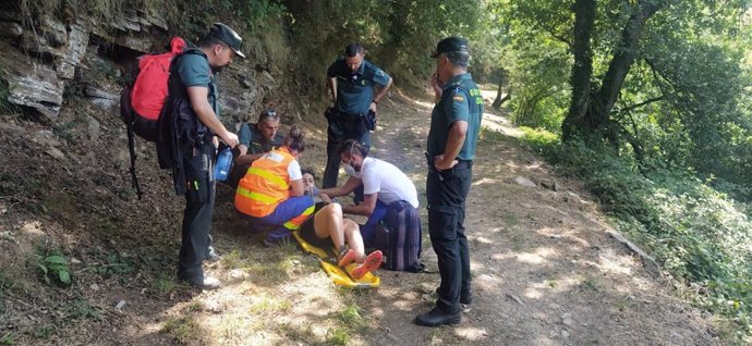 La Guardia Civil auxilia a una peregrina que sufrió una indisposición en una zona de difícil acceso en Samos (Lugo)