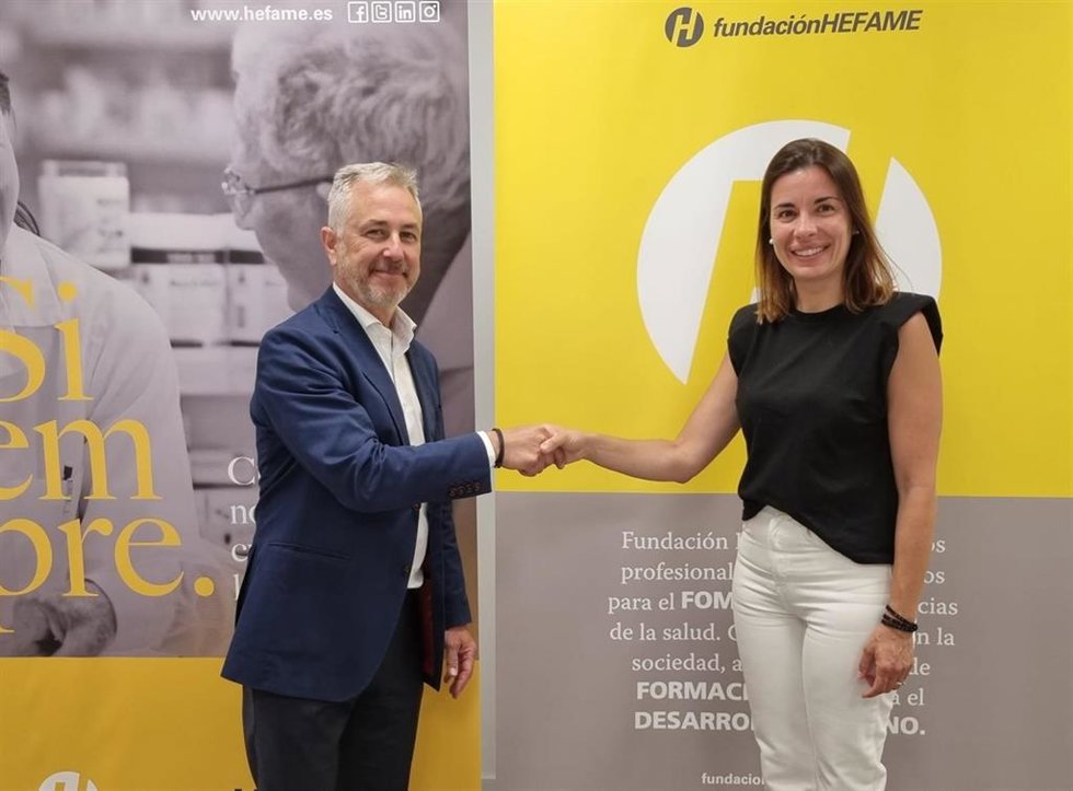 El secretario de Fundación Hefame, Carlos Fernández, junto a la fundadora de Mamás en Acción, Maria José Gimeno.