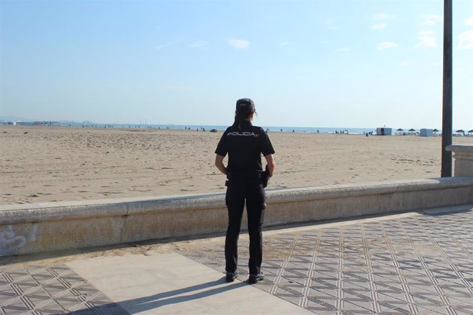 Nota De Prensa: "Agentes De Policía Nacional Detienen A Un Hombre Tras Intentar Desnudar Y Ahogar A Una Mujer En La Playa De La Malvarrosa"