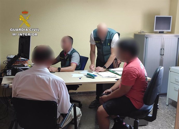 Agentes de la Guardia Civil, con dos de los detenidos