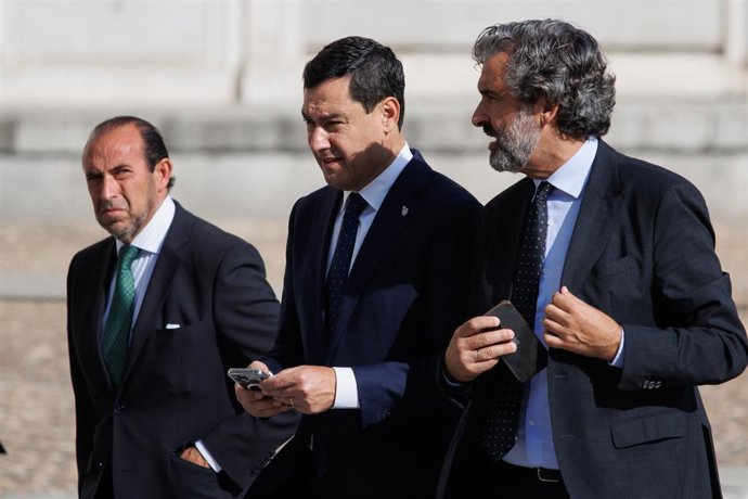 El presidente en funciones de la Junta de Andalucía, Juanma Moreno (c), en el segundo homenaje de Estado a las víctimas de la pandemia del coronavirus, en la Plaza de la Armería del Palacio Real, a 15 de julio de 2022, en Madrid (España).  El acto Un a