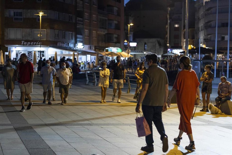 Archivo - Varias personas pasean en Sanxenxo, a 16 de julio de 2021, en Pontevedra, Galicia (España).  Este sábado Sanxenxo entra en situación de nivel de alerta medio. Sin embargo, este municipio forma parte de un grupo de tres localidades (junto a Poi