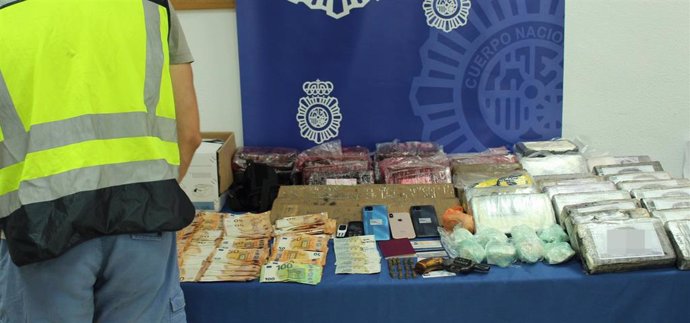 Nota De Prensa, Fotografía Y Vídeo: "La Policía Nacional Detiene A Cuatro Personas Tras Intervenir 43 Kilos De Droga En Un Trastero"