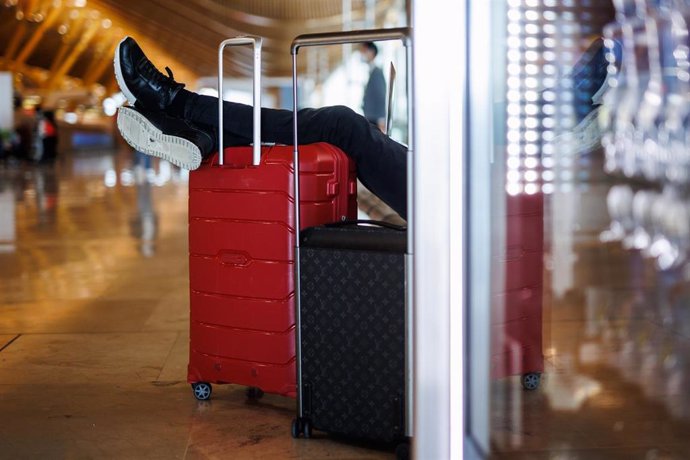 Archivo - Una persona junto a su equipaje en la Terminal 4 del Aeropuerto Adolfo Suárez-Madrid Barajas.