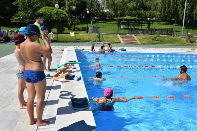Archivo - Actividades de natación en la piscina municipal de Tomares, en una foto de archivo.  