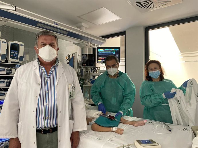 El doctor Casares visita al niño al que se ha implantado un Berlín Heart mientras recibe cuidados de enfermería.