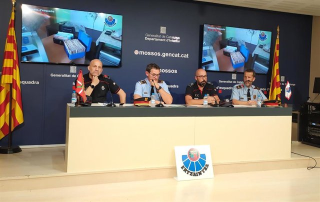 Rueda de prensa del inspector de Mossos Francesc Moragas, el sargento de Mossos Xavier Tenorio, el subcomisario de la Ertzaintza Asier Jauregi y el suboficial de la Etzaintza Hermelo Molero. 15 de julio de 2022.
